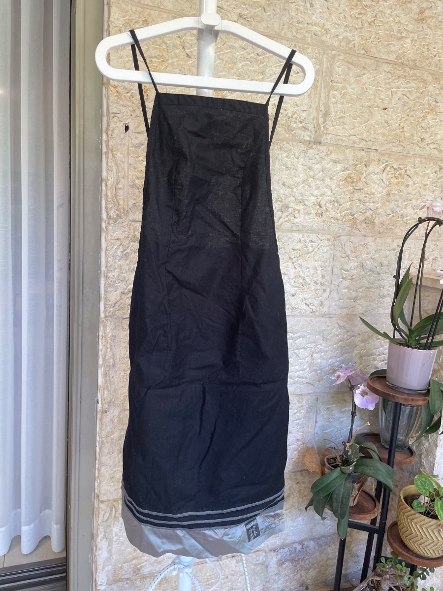 שמלה שחורה על סיומת כסופה — תמונה 1 מתוך 2