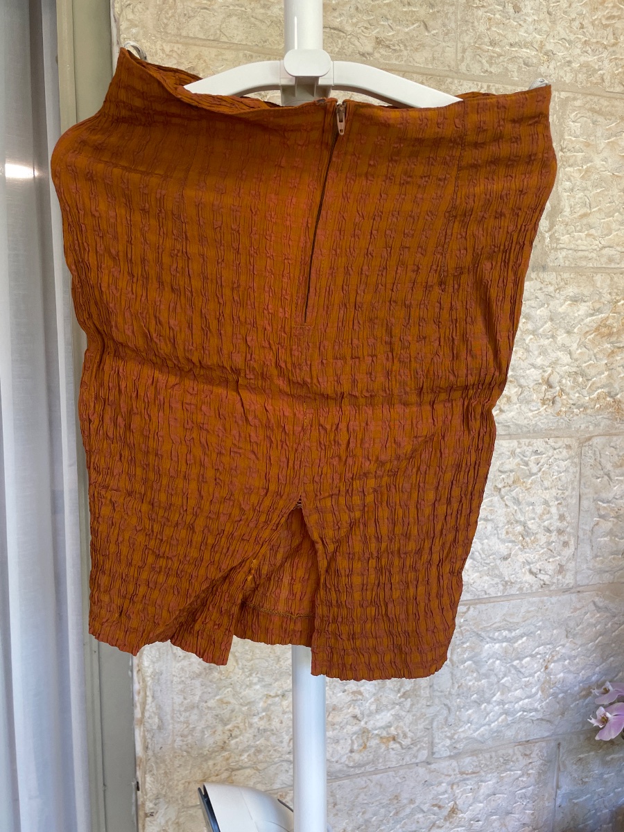 חצאית ברך — תמונה 1 מתוך 2